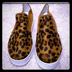 Brand new faux suede leopard print sneaker size 10